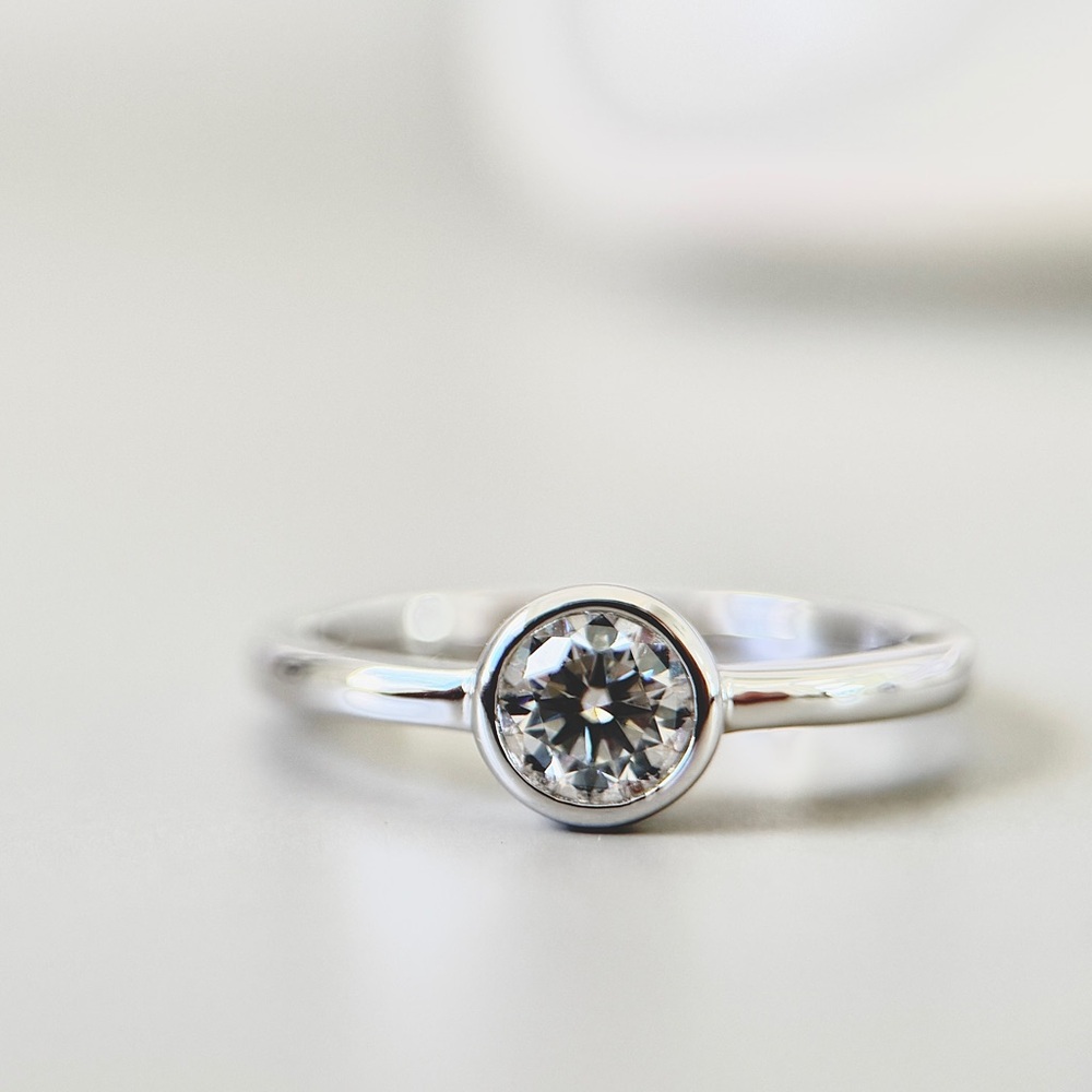 S925 Minimalist 0.5ct Moissanite Bezel Ring Size 7 - Picture 4 of 8